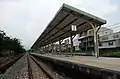 横山駅新ホーム、他の駅と同様の標準的な高さである。