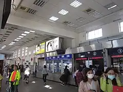 構内自動券売機と窓口
