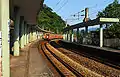 牡丹駅のホームはカーブ上にある。そこを莒光号列車が通過した光景。