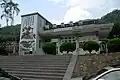斜面上に建ち、入り口前に大きな階段を持つ内湾駅舎。