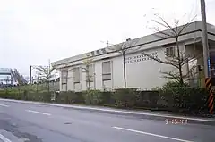西側の貨物駅舎