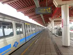 プラットホーム(可動式ホーム柵設置前)