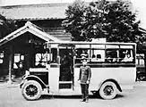 笠松駅時代の駅舎と木曽川橋駅間連絡バス（1928年頃）