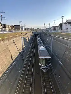 みどりの南の住宅街を走行するTX-2000系電車