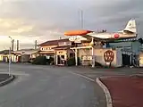 旧駅舎の左側に現在の駅入口がある駅前の飛行機は航空自衛隊に所属していたT-33練習機（2015年11月）