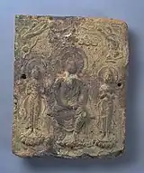 左：橘寺出土方形三尊塼仏。右：中国西安府出土火頭形三尊塼仏。