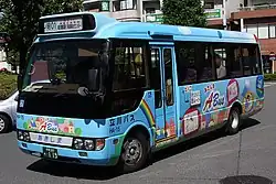 初代車両の三菱ふそう・ローザ。左が旧塗色、右は新塗装変更後 (HA15)