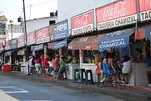 メキシコのゲレーロ州ペタトランの通りに並ぶタコスタンド