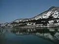 只見線車窓より。鷲ヶ倉山が川面に映える。（2008年3月22日）