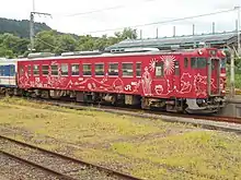 2015年に登場した縁結びラッピング列車（2017年8月）