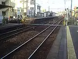 低床ホームから見た高床ホーム