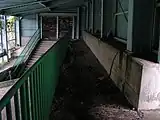 駅舎内部。右手前が入り口で左奥の階段を下ってホームに行く