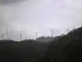 太鼓山の中腹から見た風力発電機（プロペラ落下事故以前の2011年5月）