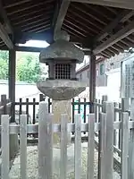 奈良・當麻寺の石灯籠(凝灰岩製、奈良時代、重要文化財)。