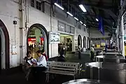 有人改札と駅舎のアーチ