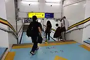 高低差のある改札内地下通路