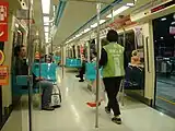 クロスシート主体の中間車内装