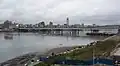 2005年の台北橋と淡水河。背景の高層ビルは台北駅前の新光人寿保険摩天楼(中国語版)。