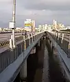 東行(台北市方面)からの台北橋上。右側が機・慢車道、左側が快車道。