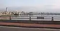 台北大橋東行方向の機慢車道から南側台北市内を臨む。橋上欄干には台北市と新北市の境界を示す標識。