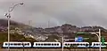 横から