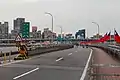 西行き機車道（二輪車レーン、台北→新北）。左側は環河北路への分岐。
