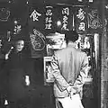 居酒屋。「寿司」「関東煮(おでん)」といった日本語の暖簾がかけられていた。