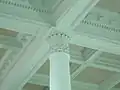 内部、天井と柱の装飾。