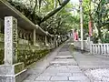 仁王門を超えてからの参道。西国三十三観音が並ぶ。
