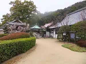 大山寺。平安時代初期(延暦13年(794年)-)には創建されていたとされる。のち境内に御袖天満宮が建立され別当寺となった。