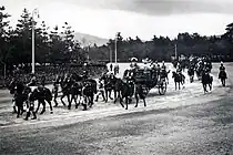 1915年（大正4年）の即位の礼における鳳凰車。この時点では座馭式だが、御者台のほか、先頭の1頭にも騎乗御者（英語版）がいる。