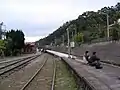 合興駅ホーム。旧線に被る様に延長されている。