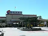 礁渓駅全景。手前にあるのが足湯施設である。