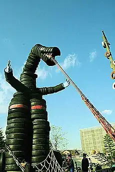 廃タイヤでできた怪獣のモニュメント(西六郷公園)