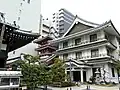 客殿（右側白い建物）、一願堂（左）、一願堂下方に、大師堂、護摩堂がある。