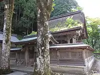 本殿これまでに4度建て替えられており、現在の本殿は宝暦5年（1775年）の播州の宮大工による造営。二間社流造檜皮葺。京都府の登録文化財。