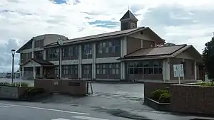 牧園町立高千穂小学校（全国でも珍しく温泉設備を有している）