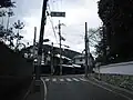 鷹峯交差点から、鷹峯の丘陵を望む