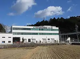 髙木化学研究所。高架の道路は岡崎額田バイパス