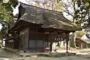 拝殿は茅葺き