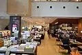 館内のスターバックス（右）