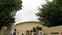 高井戸小学校の正門と体育館