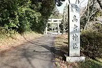 高倉神社鳥居。左手の境内林の中にシブナシガヤが生育している。
