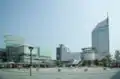 左：高松シンボルタワー（低層棟）右：JRホテルクレメント高松