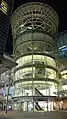 夜はライトアップされる