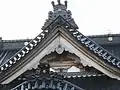 拝殿前面妻部の獏鼻束は装飾付き蟇股虹梁は双斗で支える中央に鰭付き蕪懸魚、左右の下方に降懸魚
