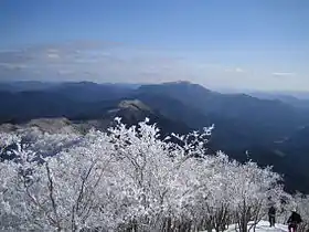 東の眺望中央奥に三峰山