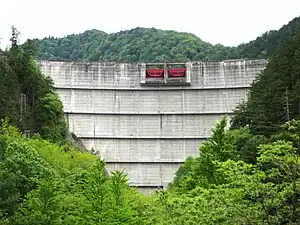 高根第一ダム(飛騨川)。木曽川水系における大規模揚水発電の第一号。