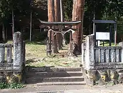 鳥居と町天然記念物「高岡神社の大杉」