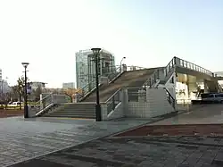 新高島駅方面とを繋ぐ「高島中央歩道橋」（52街区の開発に伴い2024年3月〜2027年夏頃までの予定で閉鎖中）